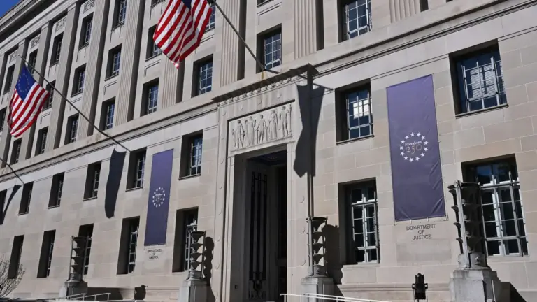 Адміністрація Трампа запускає програму винагород за викриття шахрайства Адміністрація Трампа запускає програму винагород за викриття шахрайства