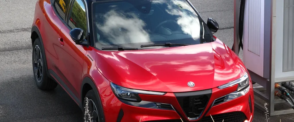 Alfa Romeo пропонує шукати романтику з кросовером Junior Elettrica