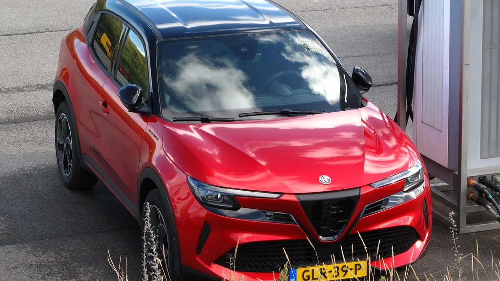 Alfa Romeo пропонує шукати романтику з кросовером Junior Elettrica