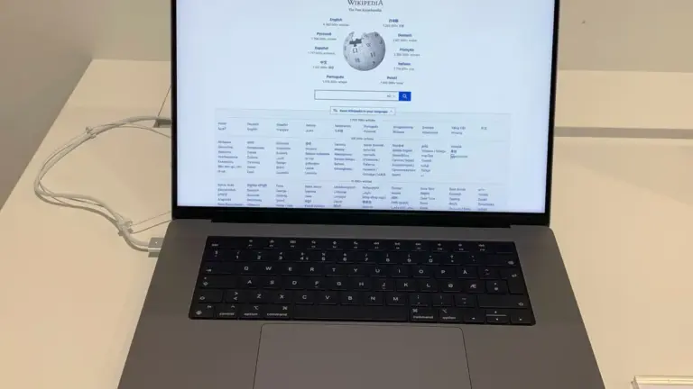 Apple готує до виходу перший MacBook Pro з сенсорним екраном та OLED-панеллю