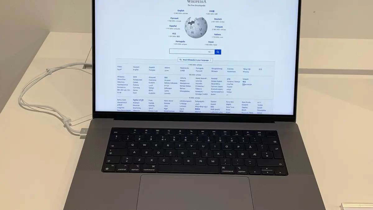 Apple готує до виходу перший MacBook Pro з сенсорним екраном та OLED-панеллю