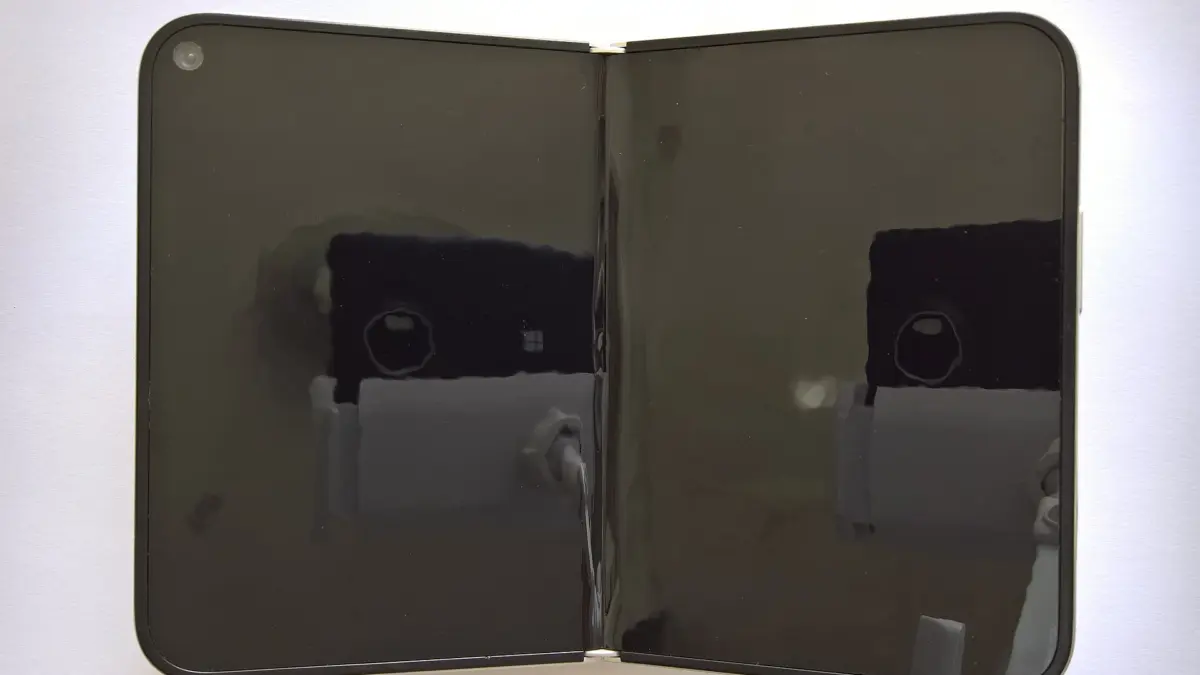 Apple випустила iPhone Duo: чим відрізняється складаний смартфон від iPhone 18 Pro