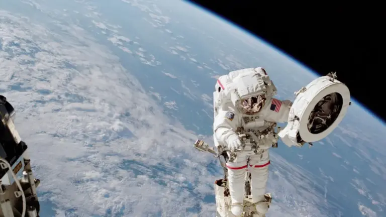 Астронавти NASA та Канади вийшли у відкритий космос для модернізації МКС Астронавти NASA та Канади вийшли у відкритий космос для модернізації МКС