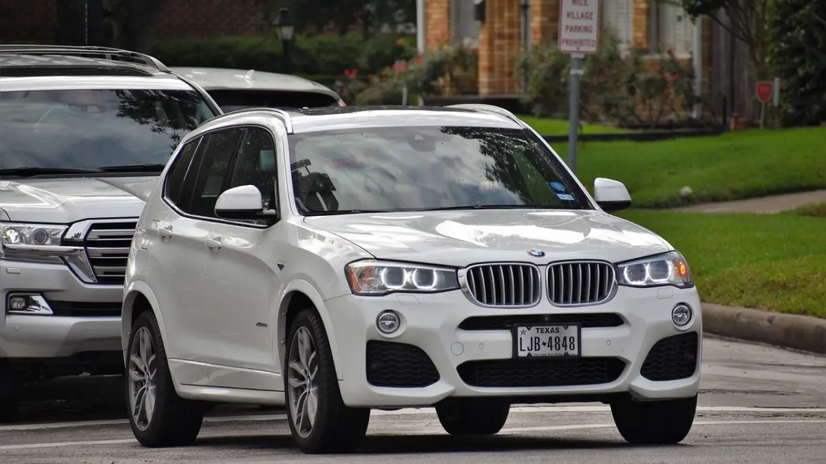 BMW готує свій перший трирядний електричний кросовер iX7