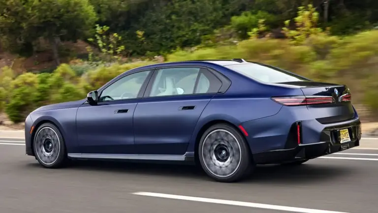 BMW показала оновлену 7-серію та електричний i7 2027 року BMW показала оновлену 7-серію та електричний i7 2027 року
