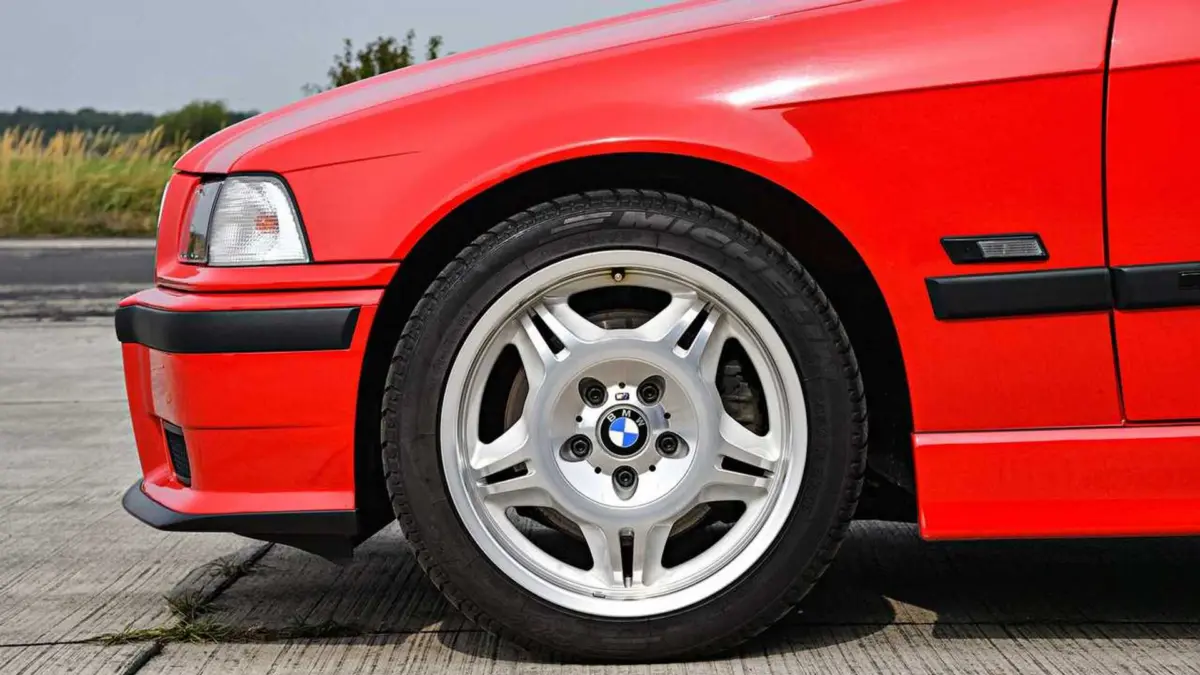 BMW показала засекречений п'ятидверний прототип E36 Compact