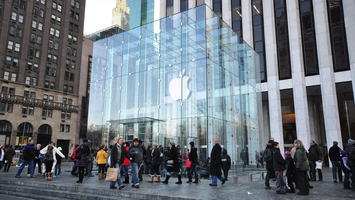 Болотно-скляний куб Apple на П’ятій авеню готується до старту продажів iPhone Duo