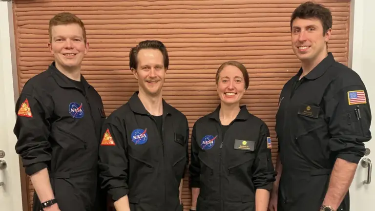 Екіпаж місії CHAPEA завершив річну ізоляцію в симуляторі Марса від NASA Екіпаж місії CHAPEA завершив річну ізоляцію в симуляторі Марса від NASA