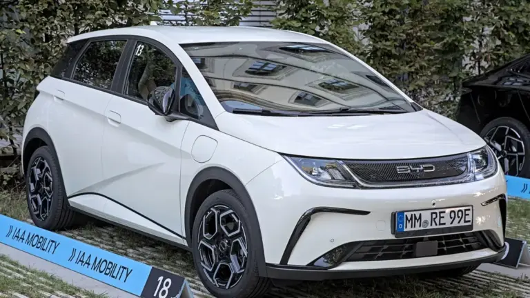 Флагманський електроседан BYD класу люкс дебютує за межами Китаю Флагманський електроседан BYD класу люкс дебютує за межами Китаю