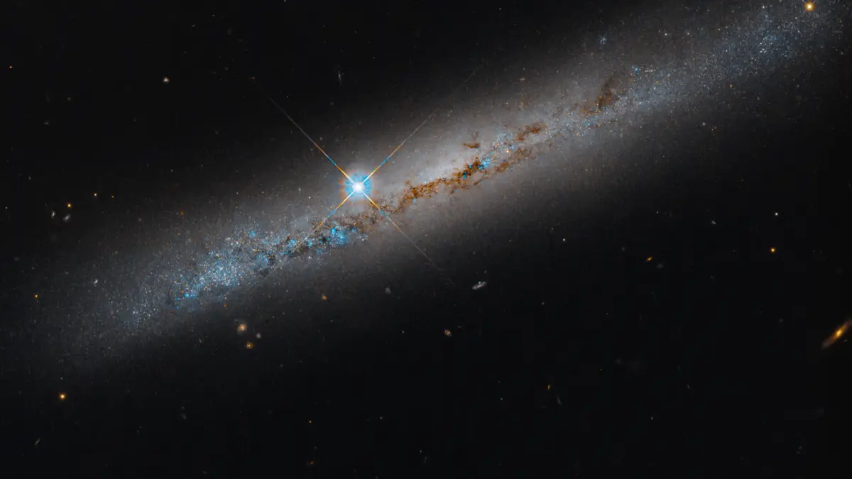 Галактика NGC 1827 у деталях на знімку телескопа Hubble