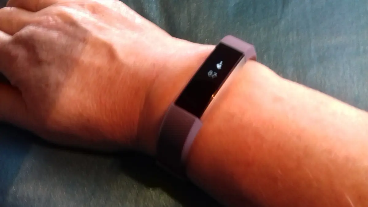 Google представила фітнес-трекер Fitbit Edge за $179 із ШІ-функціями