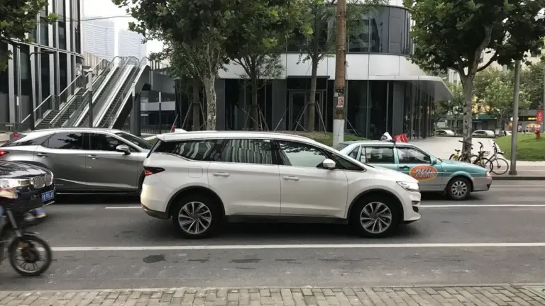 Канадці масово відкладають покупку авто в очікуванні китайських електрокарів