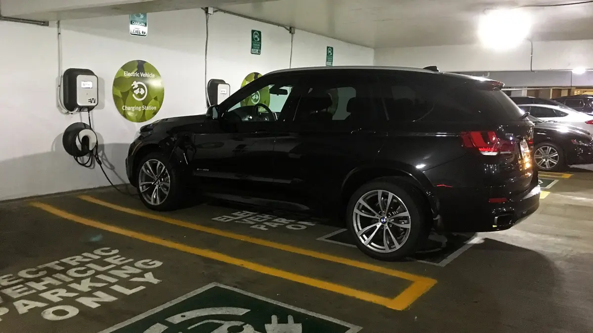 LAZ Parking та EverCharge запускають мережу зарядок для електромобілів у багатоквартирних будинках