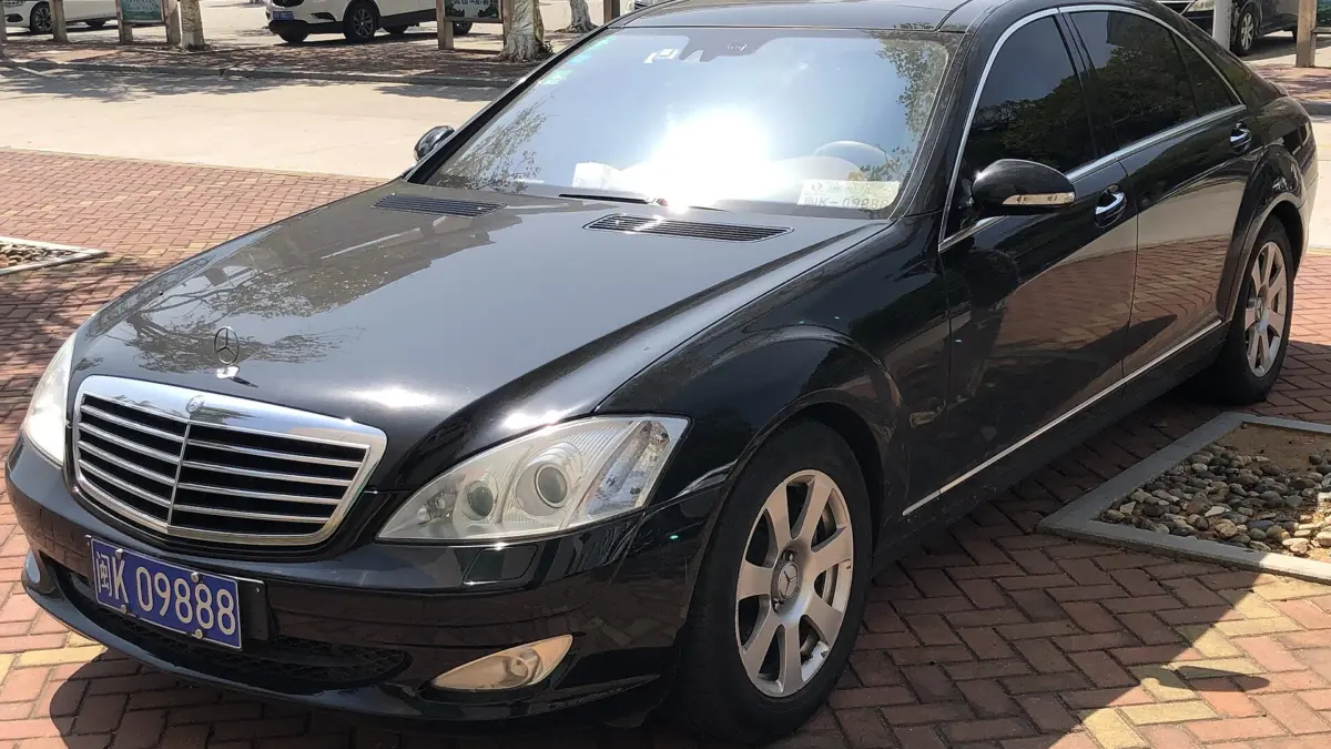 Mercedes-Benz відкликає понад 30 тисяч седанів через проблеми з гальмами