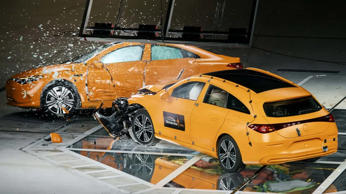 Mercedes провела публічний краш-тест із зіткненням двох нових CLA