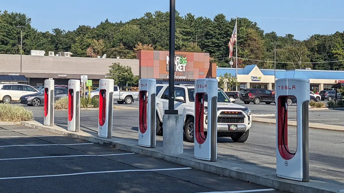 Мережа швидких зарядок у США перевищила 80 000 портів, але Tesla підняла ціни