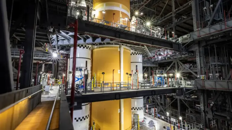 NASA з'єднала центральний ступінь ракети SLS з прискорювачами для Artemis III
