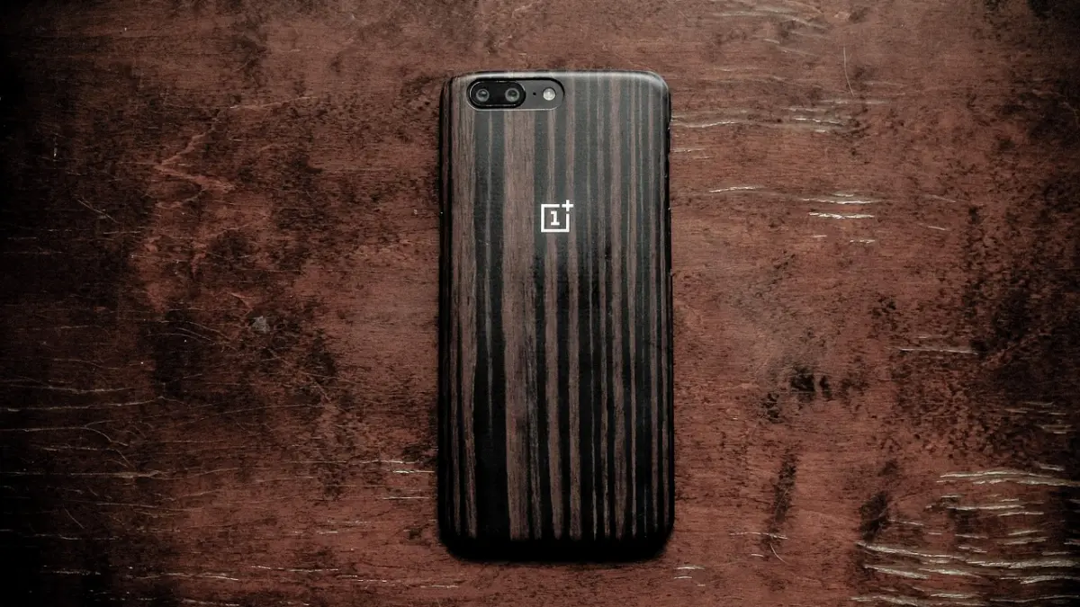 OnePlus представила флагман 16 з батареєю на 9000 мА·год і екраном 185 Гц