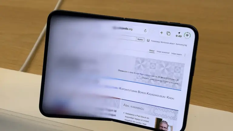 Перші покупці iPhone Duo скаржаться на зламані внутрішні екрани Перші покупці iPhone Duo скаржаться на зламані внутрішні екрани