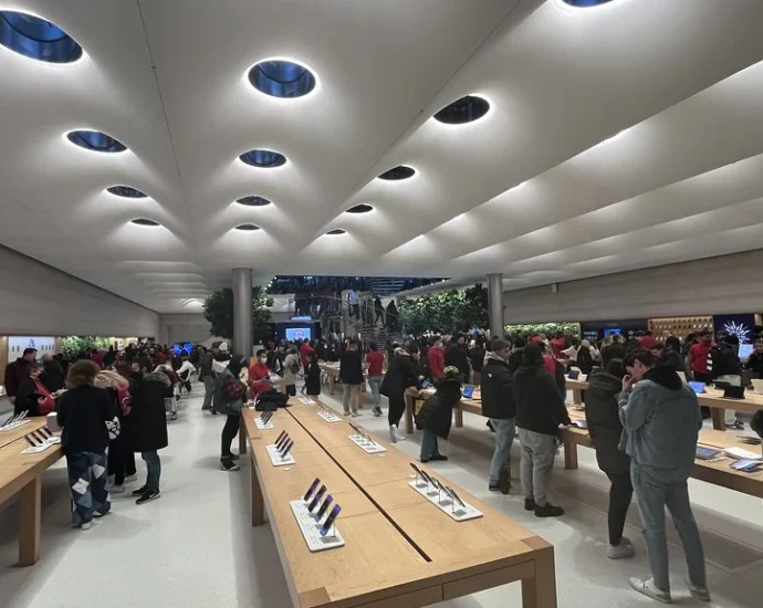 Покупці iPhone Duo в американських Apple Store отримають особливий сюрприз