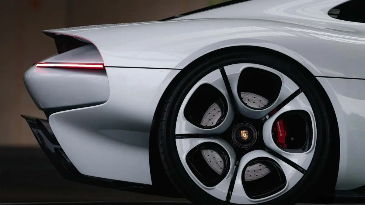 Porsche готує 15 унікальних авто та запускає дорогі реставрації