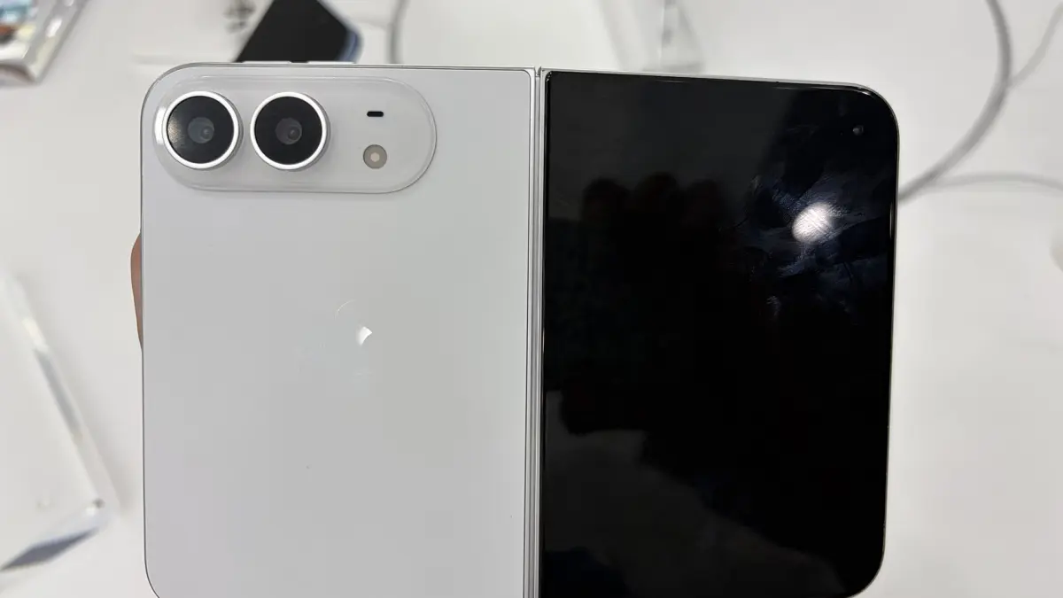 Ремонт внутрішнього екрана iPhone Duo коштуватиме $999 без страховки