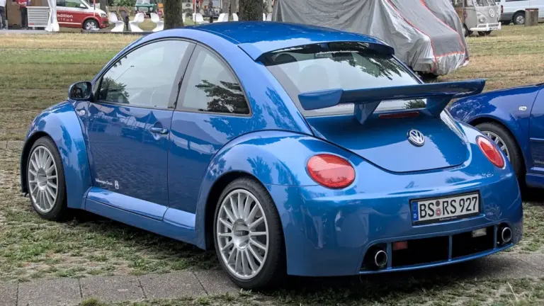 Рідкісний Volkswagen New Beetle RSi виставили на аукціон Рідкісний Volkswagen New Beetle RSi виставили на аукціон