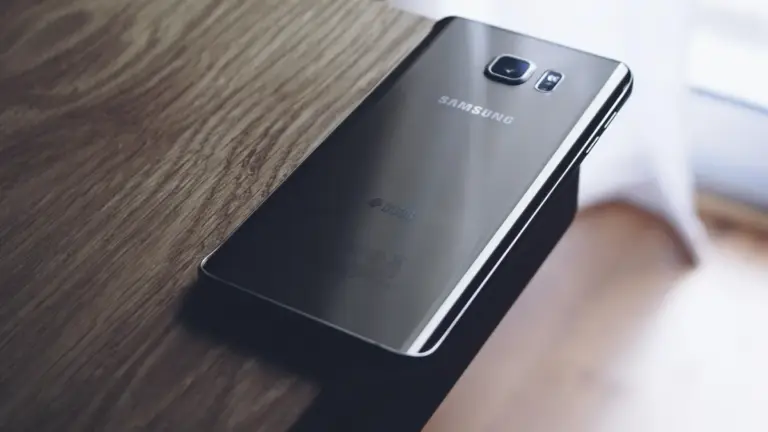 Samsung висміяла проблеми з екранами нового iPhone Duo у новій рекламній кампанії