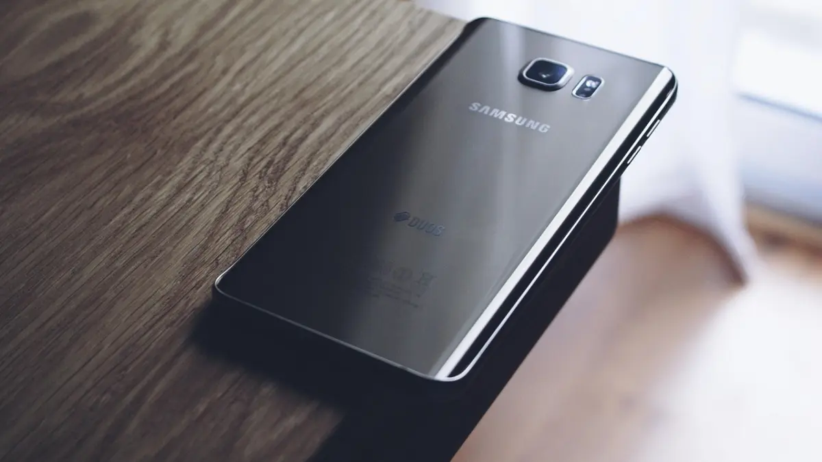 Samsung висміяла проблеми з екранами нового iPhone Duo у новій рекламній кампанії