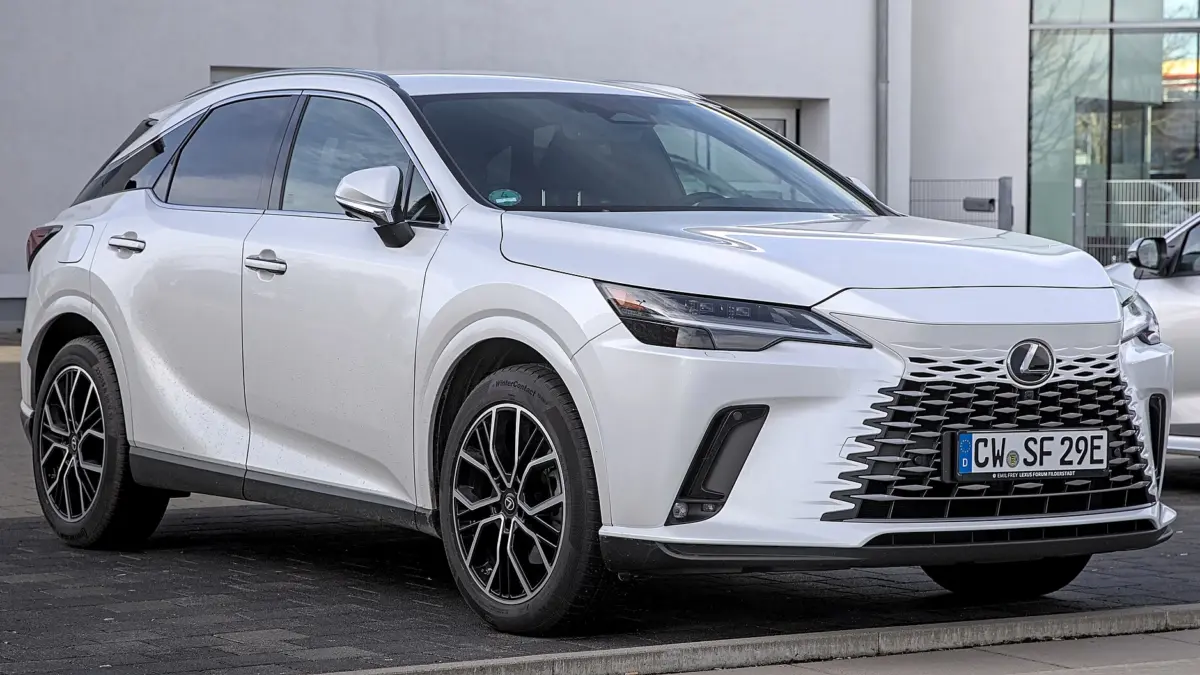 Що насправді означають абревіатури в назвах моделей Lexus