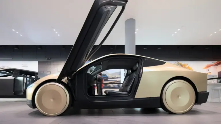 Tesla планує доставити роботаксі Cybercab приватним покупцям до кінця року Tesla планує доставити роботаксі Cybercab приватним покупцям до кінця року