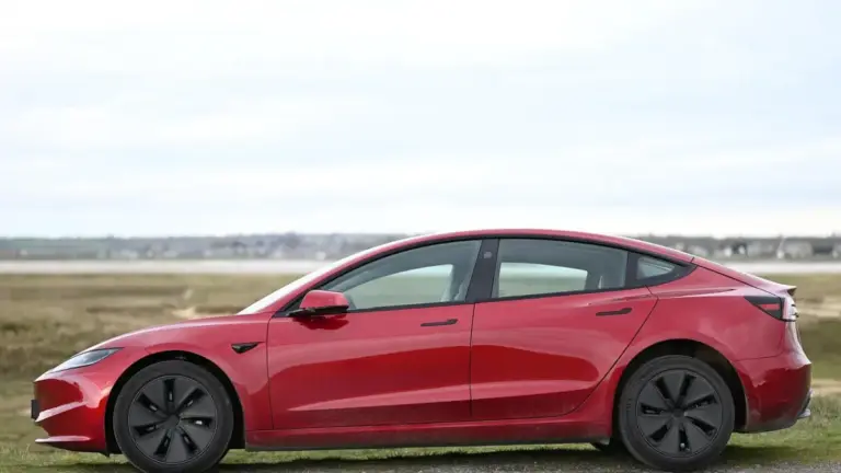 Tesla Robotaxi під слідством через перевищення швидкості біля шкіл Tesla Robotaxi під слідством через перевищення швидкості біля шкіл