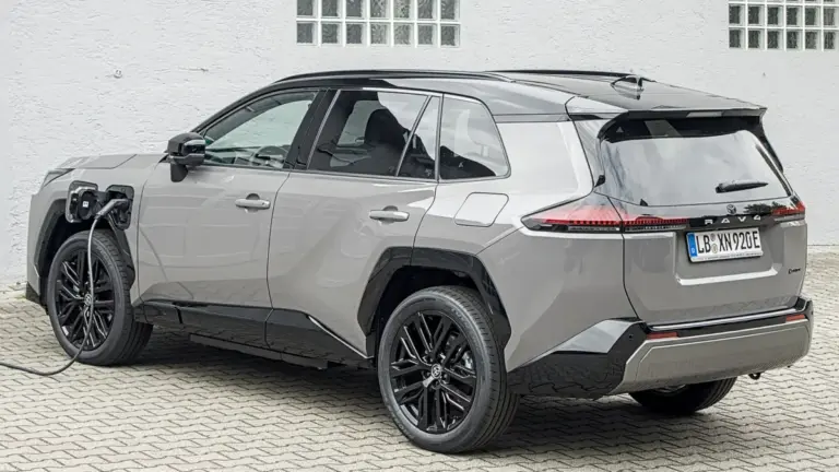 Toyota RAV4 шостого покоління: чим кросовер дивує у порівнянні з конкурентами