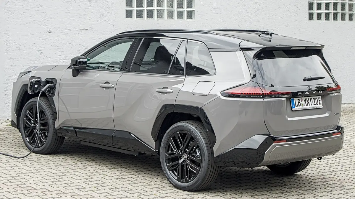 Toyota RAV4 шостого покоління: чим кросовер дивує у порівнянні з конкурентами