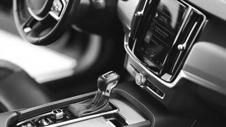 У Китаї хочуть заборонити гнучкі екрани та небезпечні функції в авто