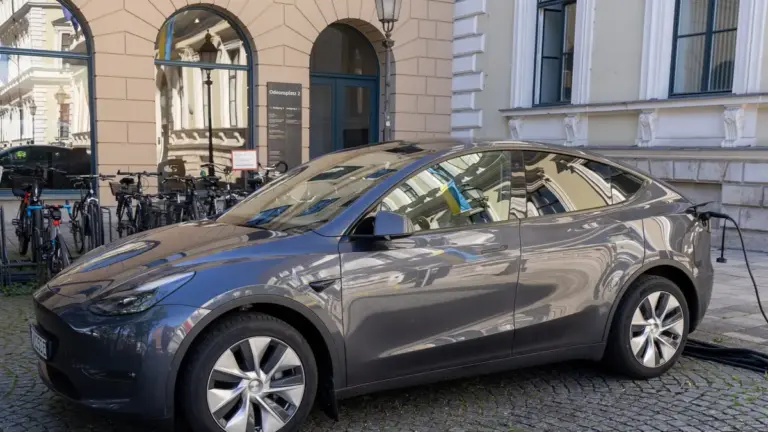 У Південній Кореї поліція затримала власників Tesla за злом систем FSD